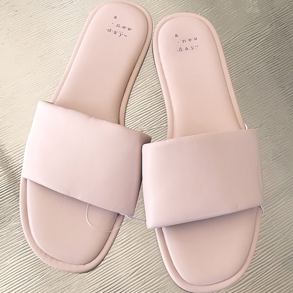 🍃A New Day slippers Sz 7